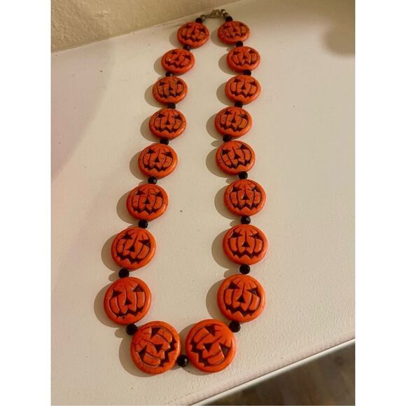 Trendy Orange Dyed Jack O Lantern Stone Beaded Necklace Womens Halloween - Picture 4 of 5